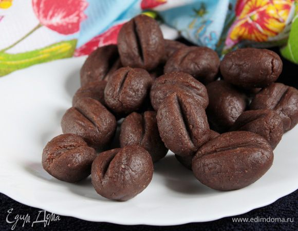 Оформить в виде кофейных зерен или в виде картошки. Я формовала разного размера и с грецкий орех, и с размер пирожного "Картошка". Заварить любимый чай или налить постного молока и наслаждаться. Приятного аппетита!!! Надеюсь, что и вам понравятся такие пирожные. 