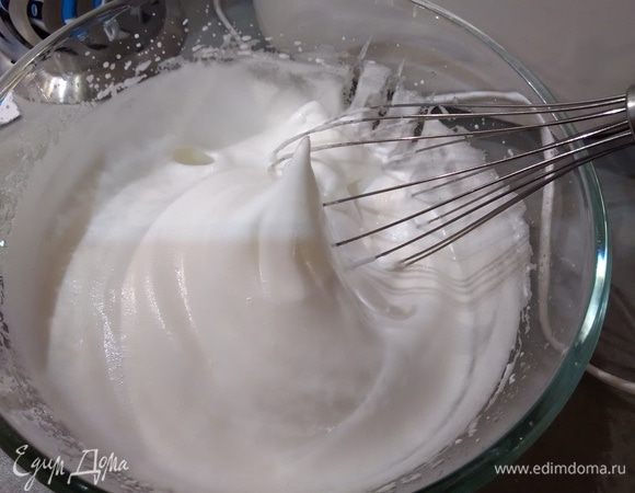 Желтки взбить с половиной сахара до побеления и увеличения в объеме. Белки взбить до мягких пик. Продолжая взбивать, постепенно добавить оставшийся сахар. Взбивать до устойчивых пиков.