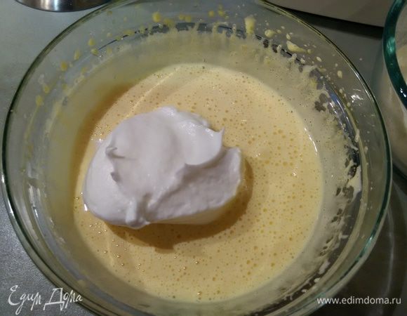 Во взбитые желтки добавлять поочередно в несколько приемов муку и белки, аккуратно перемешивая лопаткой движениями снизу вверх.