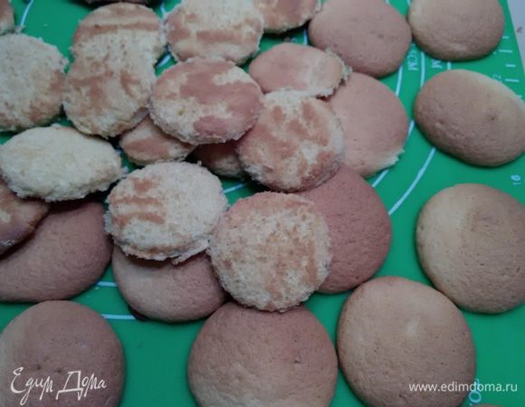 На этом фото верхним слоем печенья, вырезанные из готового бисквита. Как видите, выглядят они хуже, да и обрезки куда-то пристраивать надо. Хотя у меня дети быстро с этой задачей справились!