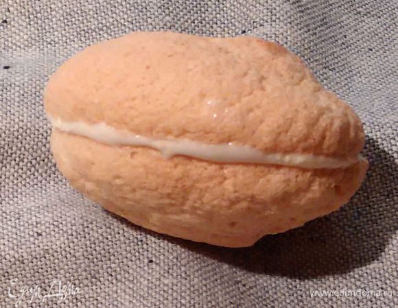 Нижнюю часть каждого печенья смазать тонким слоем маршмеллоу, соединить попарно. Дать схватится. 