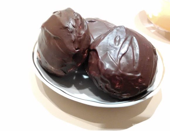 Шоколад со сливками растопить на водяной бане. Сливки сразу все не добавляйте, смотрите по консистенции. Нужно, чтобы глазурь была не очень жидкая, но легко наносилась и распределялась. Глазурь нанести на бока и верх печенья кисточкой или лопаточкой. Выложить печенье на решетку, убрать в холодильник примерно на час. Нанести глазурь на вторую сторону печений, дать застыть. На фото глазурь нанесена лопаточкой, косточкой выходит ровнее.
