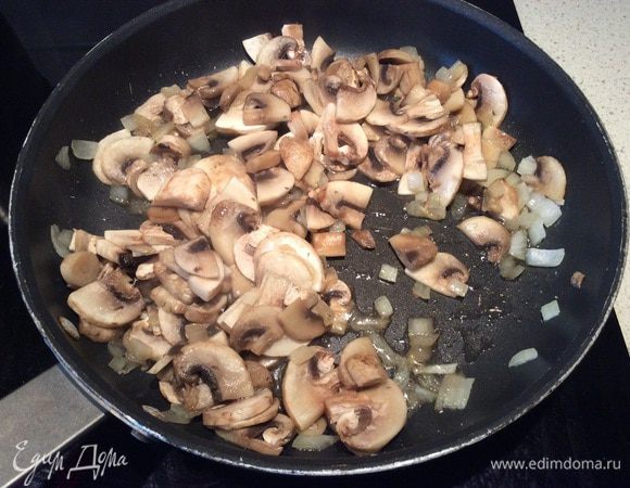 Во всем рецепте соль и перец по вкусу.
Отвариваем гречку. Параллельно жарим грибы с луком. Соединяем.