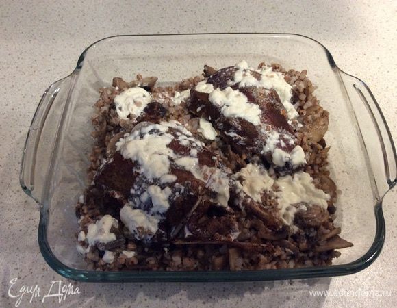 Перемешиваем сливки и майонез (последний, по желанию, можно исключить). Выкладываем смесь из каши с грибами, на нее заранее отбитую грудку индейки (у меня она весом около 600 г). И поливаем сливочно-майонезной смесью. Грудку желательно чуть притопить в грече, чтобы лучше пропеклась.
Ставим в разогретую до 180°C духовку на 30-40 минут.