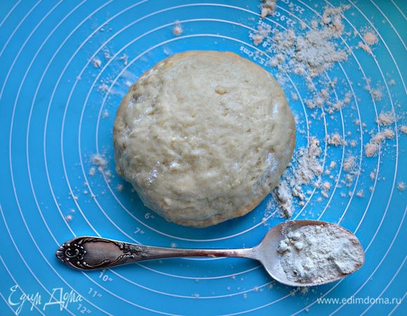 Просейте муку, добавьте разрыхлитель и молотый имбирь. Постепенно введите муку в рассол и замесите тесто. Оно должно получиться достаточно мягким и гладким.