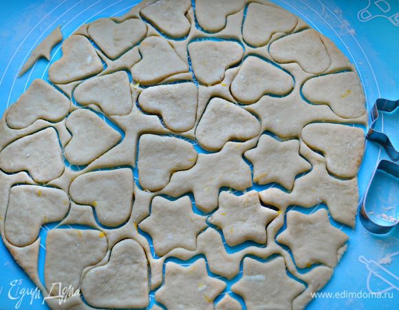 На присыпанной мукой поверхности раскатайте тесто толщиной 0,5 см. Вырежьте с помощью формочек фигурки. Аккуратно перенесите их на смазанную растительным маслом пекарскую бумагу (можно сразу раскатать тесто на бумаге).