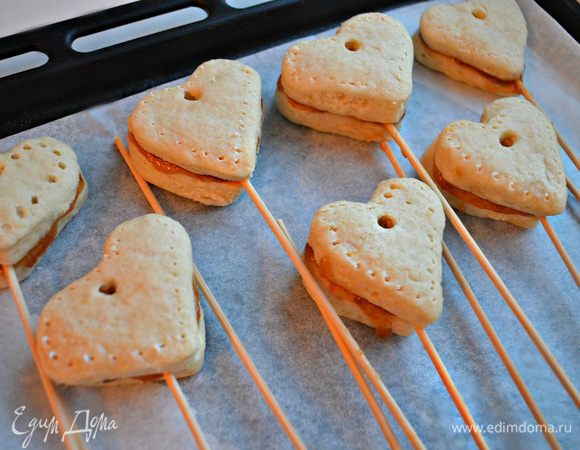 С помощью деревянной зубочистки "прошейте" печенье по краю.