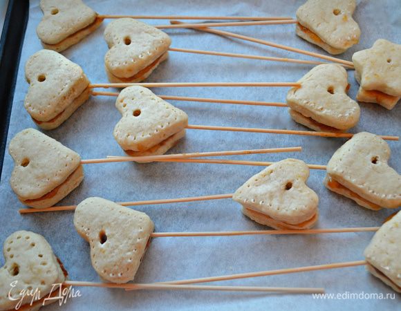 Выпекайте печенье ещё около 20 мин. Время выпечки будет зависеть от толщины печенья.