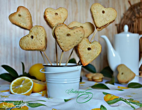 Готовому печенью дайте остыть. Шпажка после остывания хорошо зафиксируется. Хранить печенье лучше в закрытом контейнере, чтобы оно не сохло. Желаю вам вкусного поста! Приятного аппетита! 