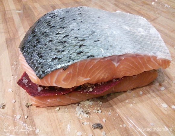 Посыпать остальной смесью специй и накрыть второй половиной рыбы. Закрыть плёнку с трёх сторон, влить джин (у меня водка), закрыть рыбку со всех сторон плёнкой, положить в удобную форму. 