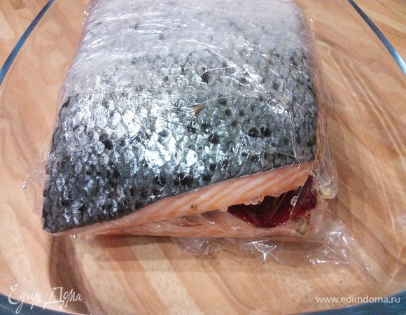 Накрыть досточкой и поставить на неё груз. В таком виде лосось отправить в холодильник на 4-5 дней. 