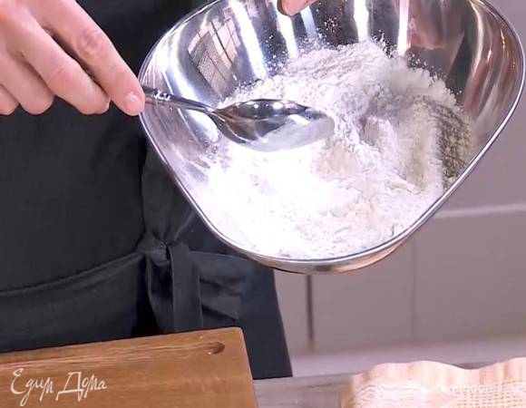 Муку перемешать с разрыхлителем и солью.