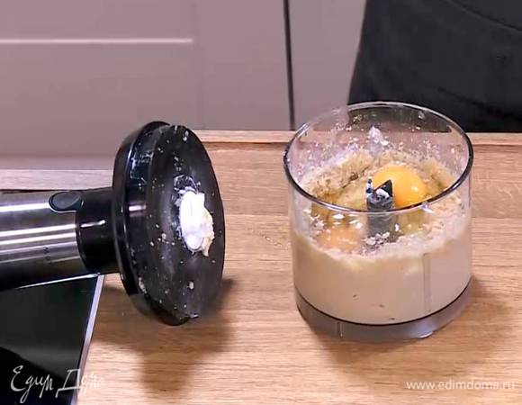 В сливочно-сахарную массу добавить 2 ст. ложки муки, все взбить, затем добавить яйца и еще немного взбить.