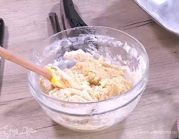 Сливочную массу выложить в глубокую посуду, всыпать оставшуюся муку и вымешать тесто.