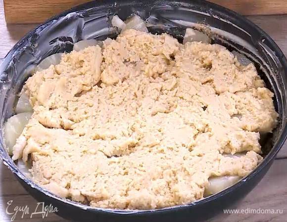 Сверху на ананасы тонким слоем выложить тесто.