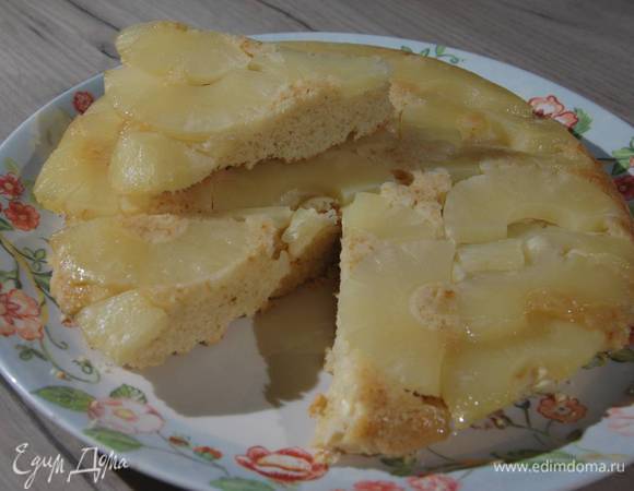 Готовый пирог остудить, затем перевернуть на блюдо.