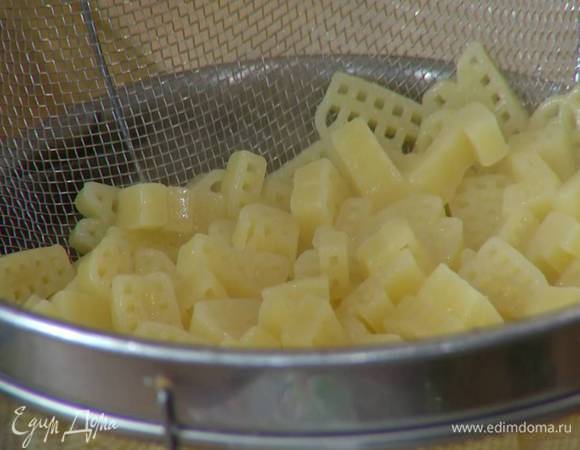 Макароны отваривать в подсоленной воде на пару минут меньше, чем указано на упаковке, затем воду слить.