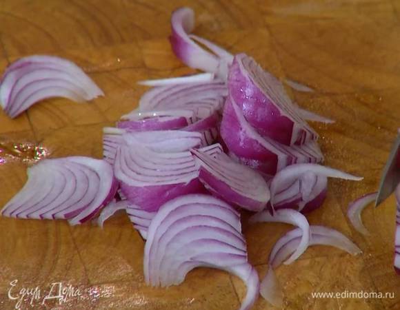 Лук почистить и нарезать небольшими дольками.