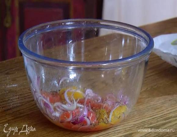 К мякоти цитрусовых добавить лук, посолить, поперчить, посыпать семенами фенхеля и перемешать.