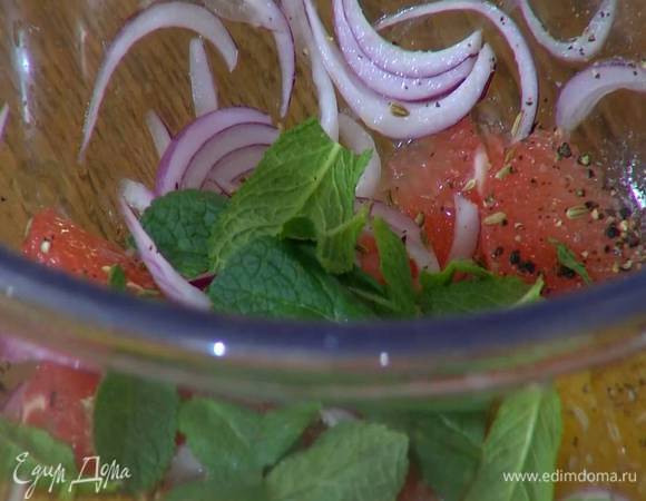 Добавить порванные руками листья мяты и базилика, а затем руколу, полить 1–2 ст. ложками апельсинового масла и все перемешать.