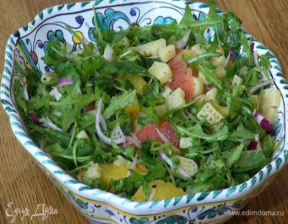 Теплую пасту выложить на блюдо, полить 2–3 ст. ложками апельсинового масла, перемешать, посолить, поперчить, добавить цитрусовые с зеленью и еще раз все перемешать.