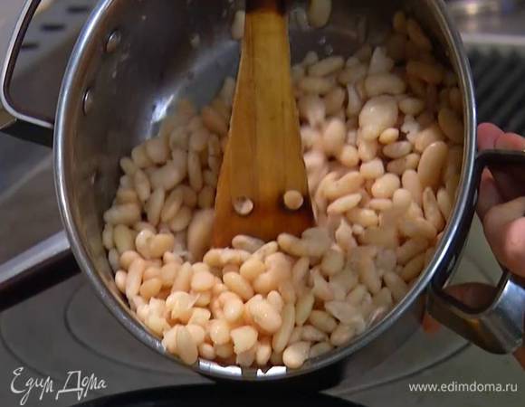 Фасоль замочить на ночь, затем отварить без добавления соли согласно инструкции на упаковке.