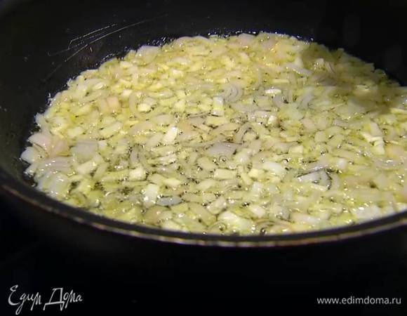 Разогреть в сковороде немного оливкового масла и обжарить лук до прозрачности, затем добавить измельченный чеснок, перемешать и тушить на небольшом огне.