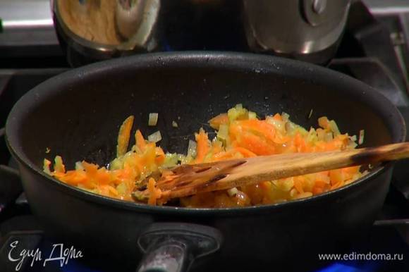 К луку с чесноком добавить морковь и сельдерей, посолить, перемешать и все слегка припустить.