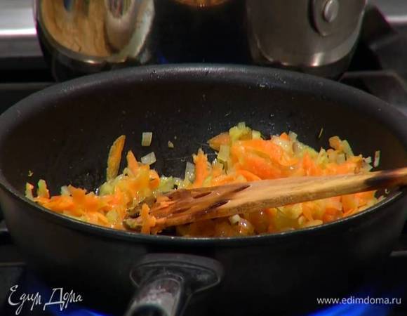 К луку с чесноком добавить морковь и сельдерей, посолить, перемешать и все слегка припустить.