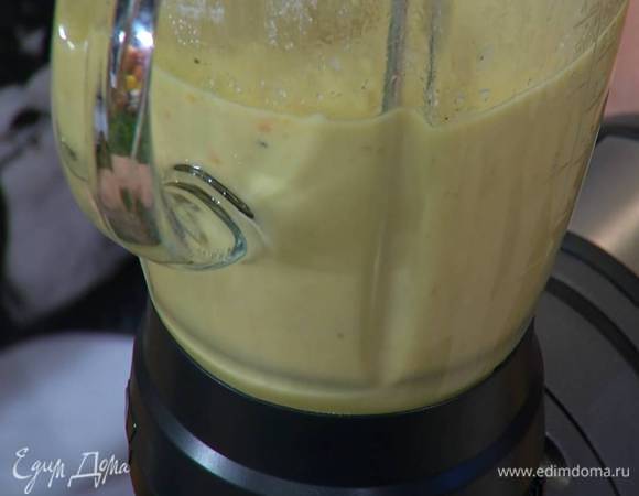 Добавить к фасоли с овощами растертый руками шалфей, посолить и измельчить в блендере в пюре.