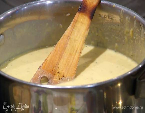 Пюре из фасоли выложить в кастрюлю с оставшейся фасолью, влить горячий куриный бульон (количество определяйте на свой вкус), добавить сливки, посолить, поперчить, перемешать и немного прогреть.