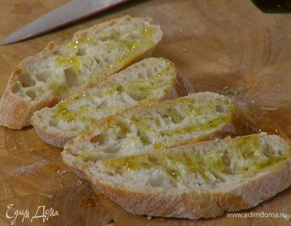 Чиабатту нарезать ломтиками и сбрызнуть оставшимся оливковым маслом.