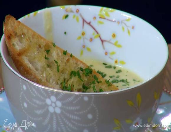Суп разлить в тарелки, сверху выложить чесночные гренки, посыпать петрушкой и сбрызнуть оливковым маслом Extra Virgin.