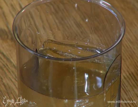 Желатин замочить в холодной воде и дать набухнуть.