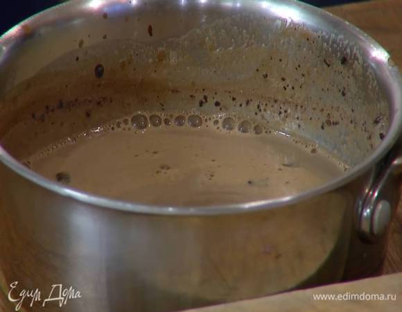 Молоко влить в небольшую кастрюлю, добавить кофе, сахар и какао, влить кофейный экстракт, все перемешать и довести до кипения, но не кипятить.