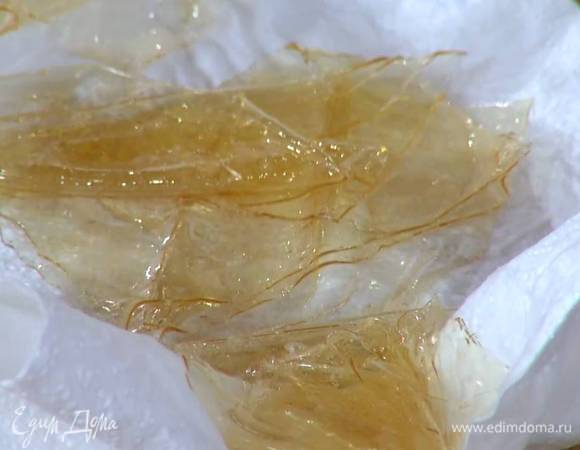 Воду из желатина слить, промокнуть его бумажным полотенцем, добавить в горячее молоко и все перемешать, так чтобы не осталось комочков.