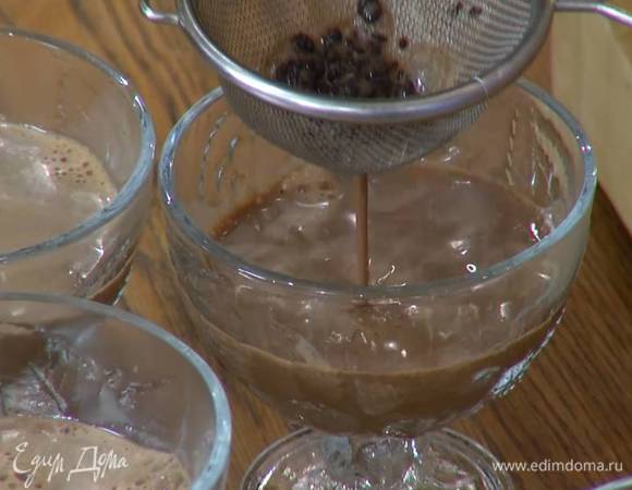 Через сито разлить молочную массу в креманки.