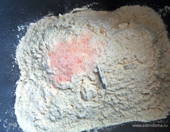 Засыпаем в хлебопечку муку, соль, сахар.