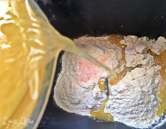 Выливаем в муку жидкий состав и включаем печку.