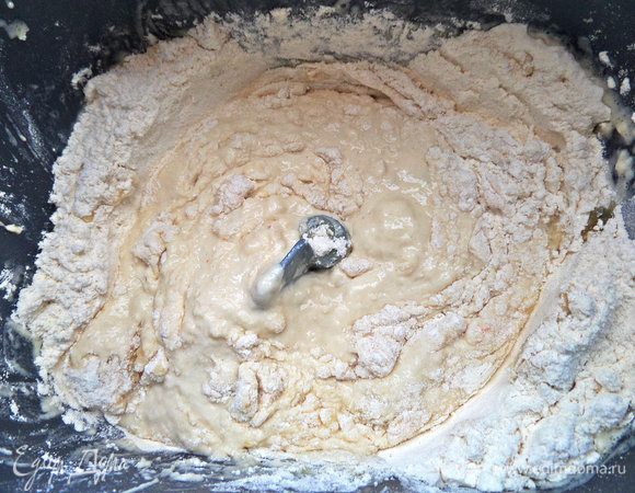 Программа "тесто", у меня 1 ч. 30 мин. Или замесить тесто и оставить на час под полотенцем.