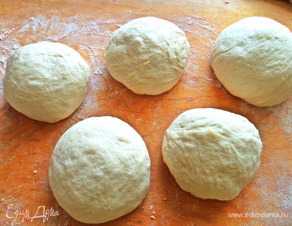 Отрезаем по кусу и формируем круглую булочку. Вышло 5 заготовок.