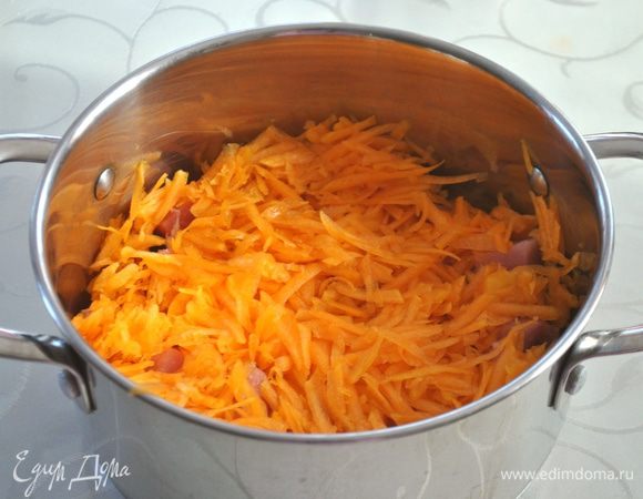 Вторым слоем идет натертая на крупной терке тыква, можно заменить на морковь.