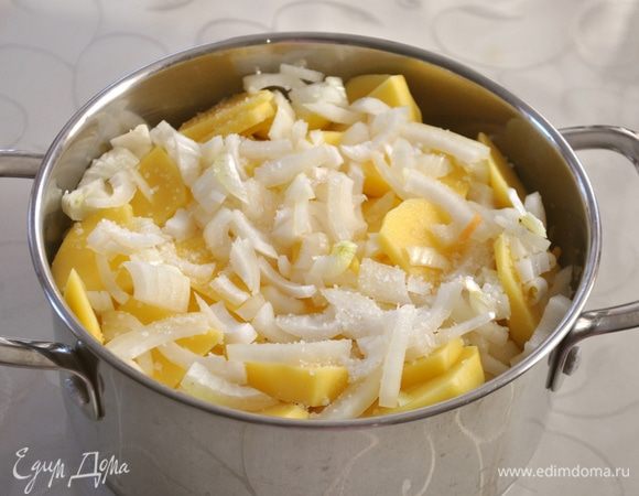 Следующим слоем у нас мелко нарезанный лук. Посыпаем солью по вкусу.