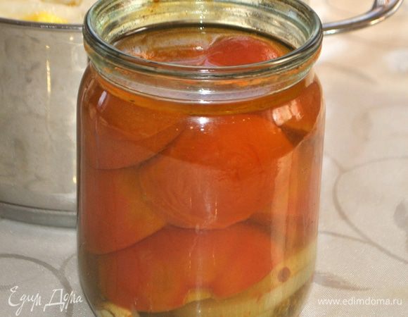 Помидоры у меня по рецепту "Пальчики оближешь", но можно взять любые в собственном соку. Баночка 0,5 литра.