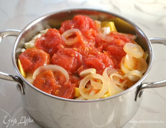 С помидор снять кожицу. Выложить последним слоем и вылить весь рассол из банки.
Накрыть кастрюлю крышкой, поставить на плиту и засечь 1 час. 
Сначала я включила плиту на 7 (из 9), когда услышала кипение, переключила на  4. Не мешать!
Через час проверить готовность картофеля. Если мягкий, то выключаем, если жестковатый, то готовим еще немного. Время приготовления меняется в зависимости от сорта картофеля. 
