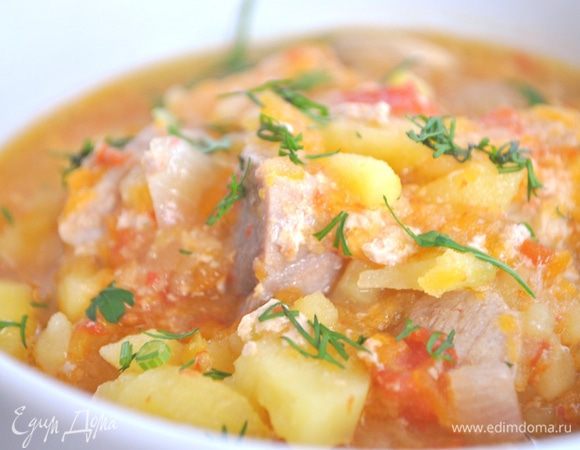 Готовый картофель перемешиваем, посыпаем зеленью, по желанию можно добавить чеснок.