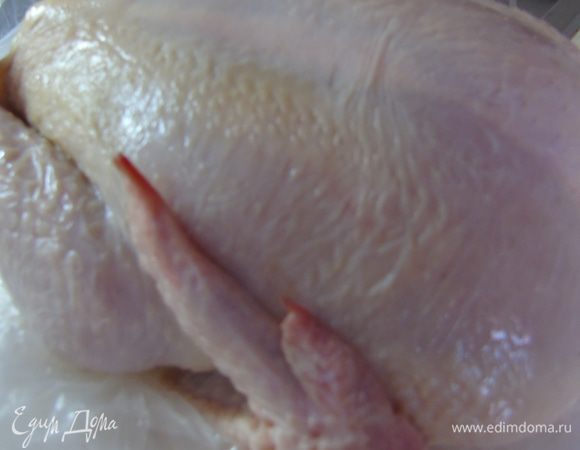 Курицу моем и просушиваем бумажным полотенцем.