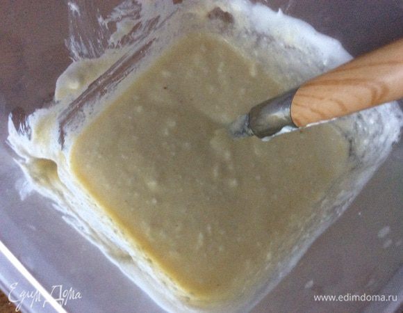 Творог смешиваем со сметаной, манкой и разрыхлителем. Яйца делим на белки и желтки, последние бьем с сахаром.
Белки взбиваем до пиков и объединяем все составляющие (хотя в этот раз я просто соединила все ингредиенты).