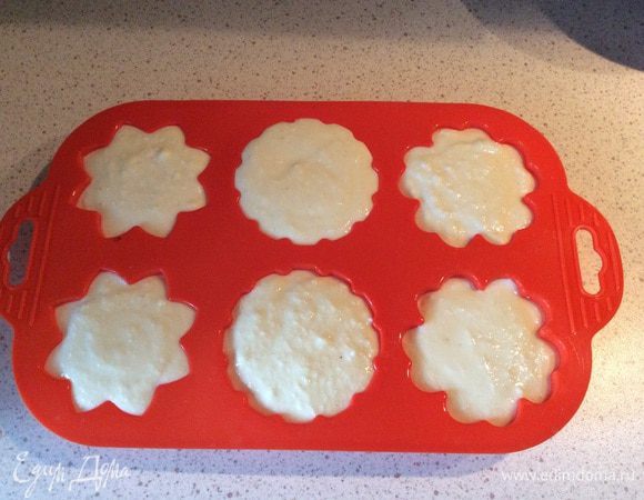 Выкладываем полученное тесто в объемные формочки (для большей воздушность внешне).