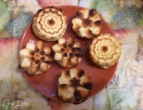 Ставим в разогретую до 180°C духовку на 40 минут. Опционально можно добавить корицу, ванилин, мед или же какую-нибудь начинку.
Приятного аппетита!